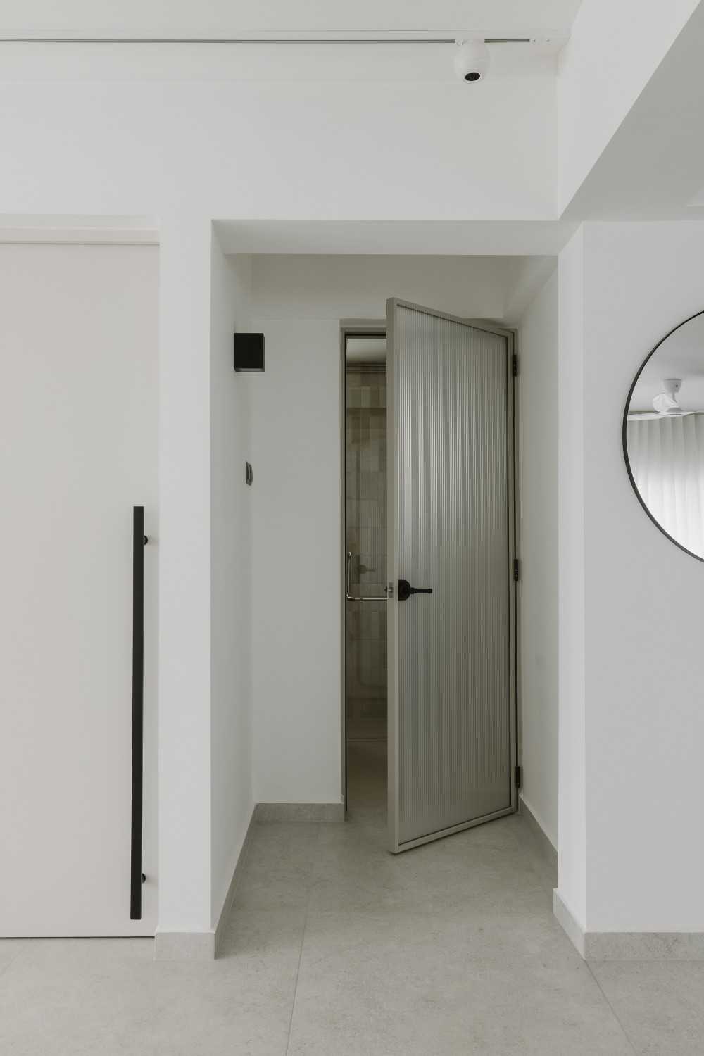 Modern Bathroom with Mirror and Glass Door
