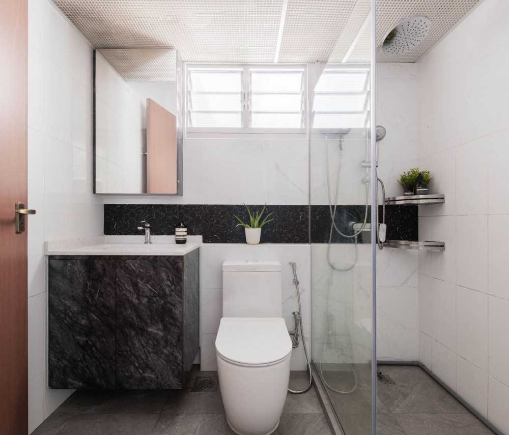 Modern Bathroom with Mirror and Rainshower