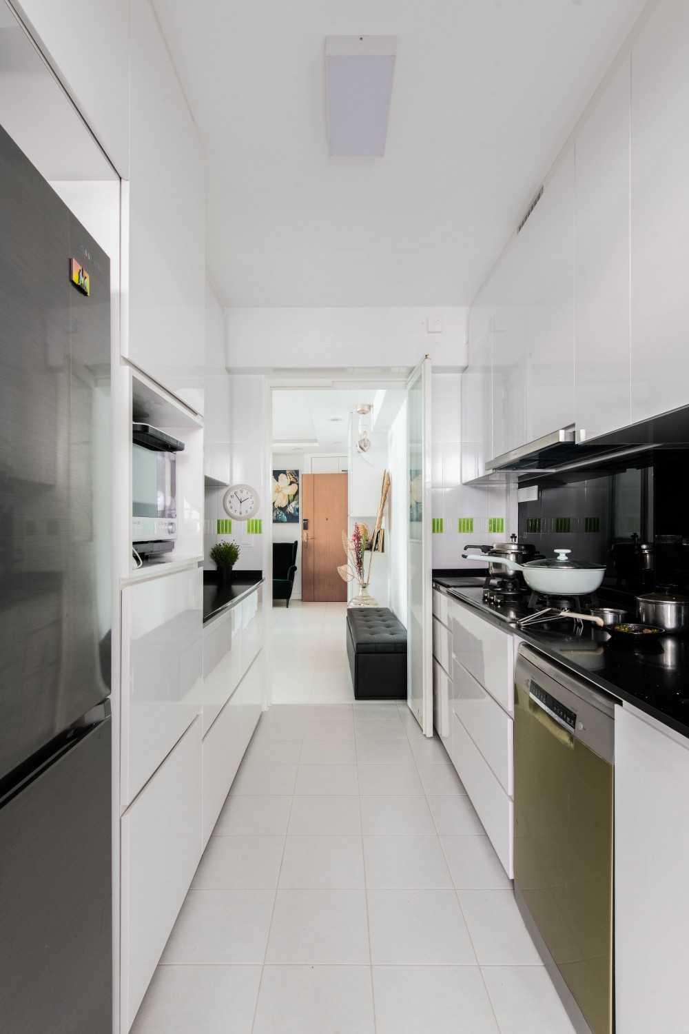 Modern Kitchen with Open Kitchen and Kitchen Backsplash