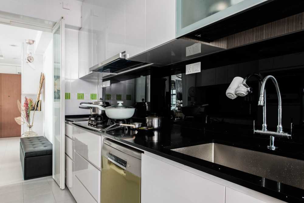 Modern Kitchen with Kitchen Island and Kitchen Accessories