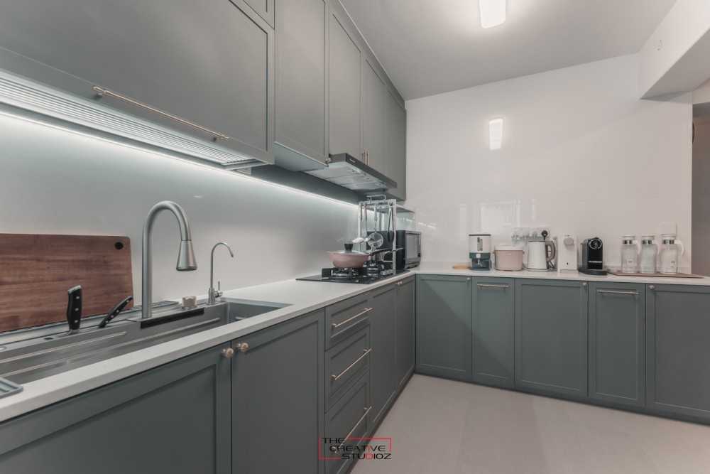 Modern Kitchen with Kitchen Backsplash and Kitchen Tap