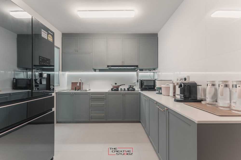 Modern Kitchen with Countertop and Homogeneous Tiles