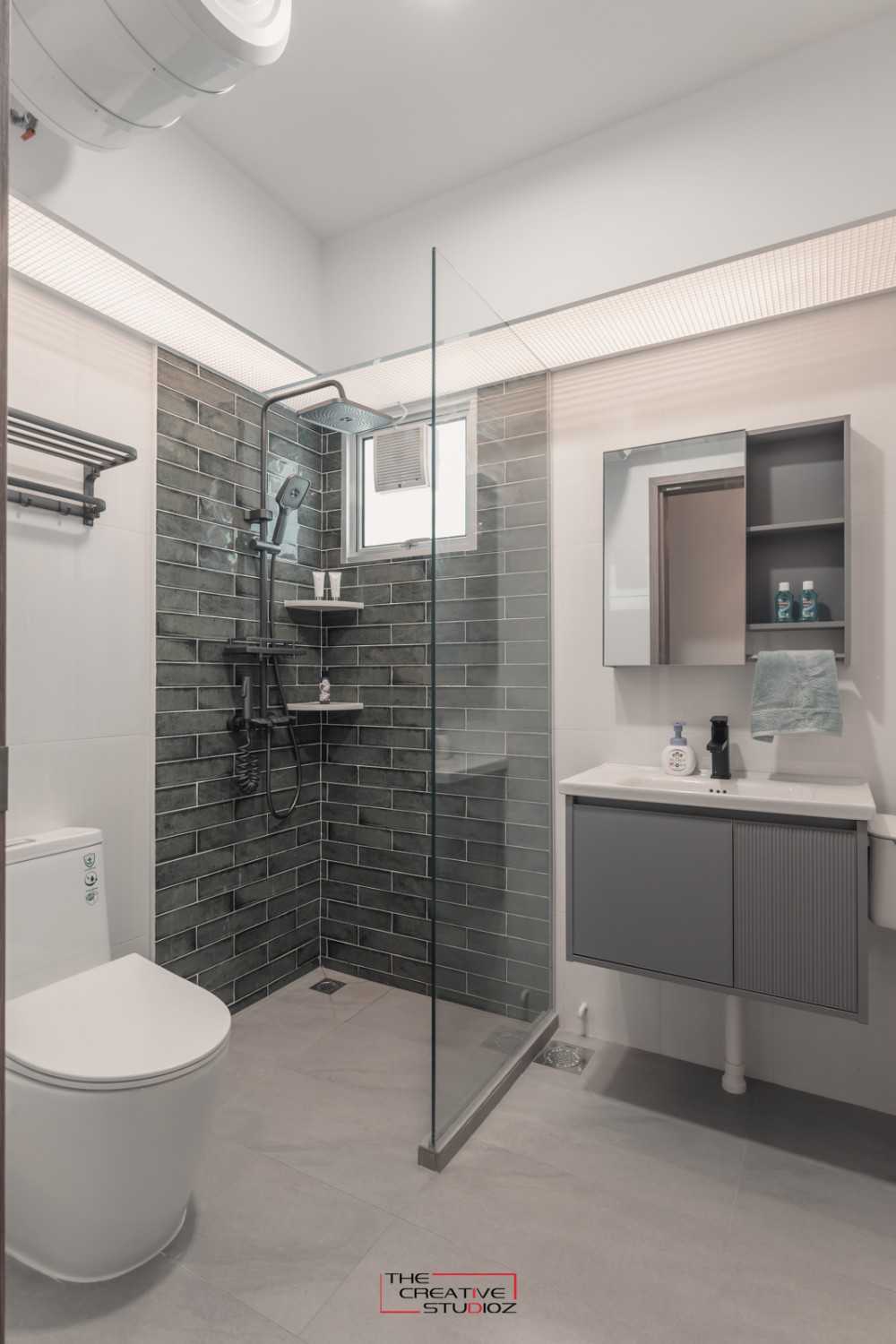 Modern Bathroom with Homogeneous Tiles and Shower Screen