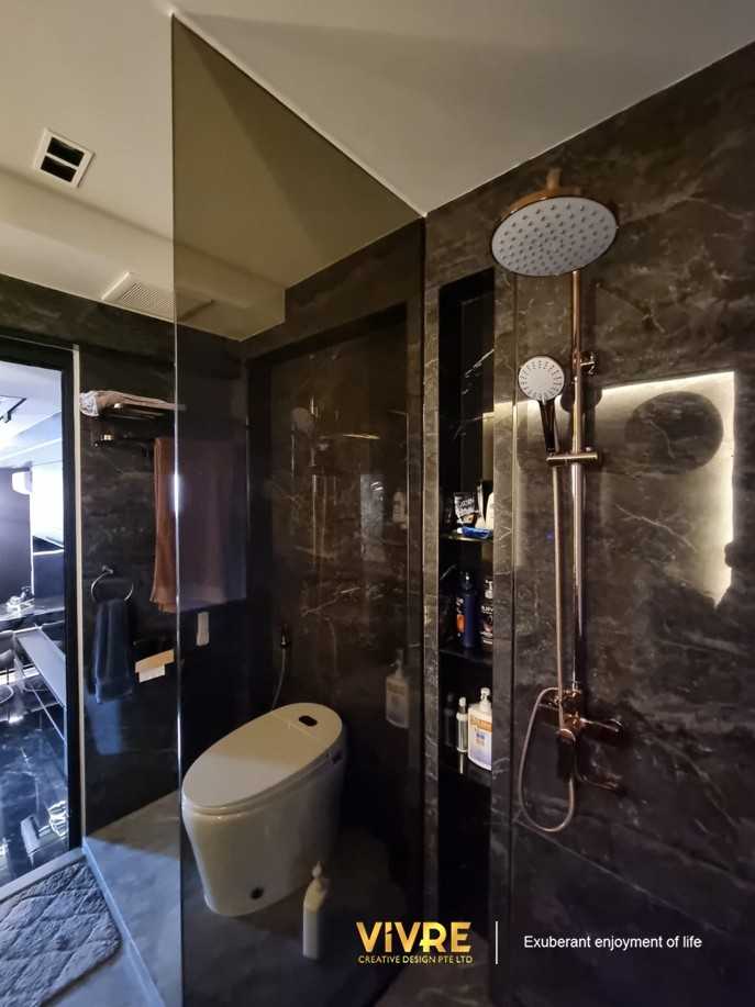 Modern Bathroom with Homogeneous Tiles and Mirror