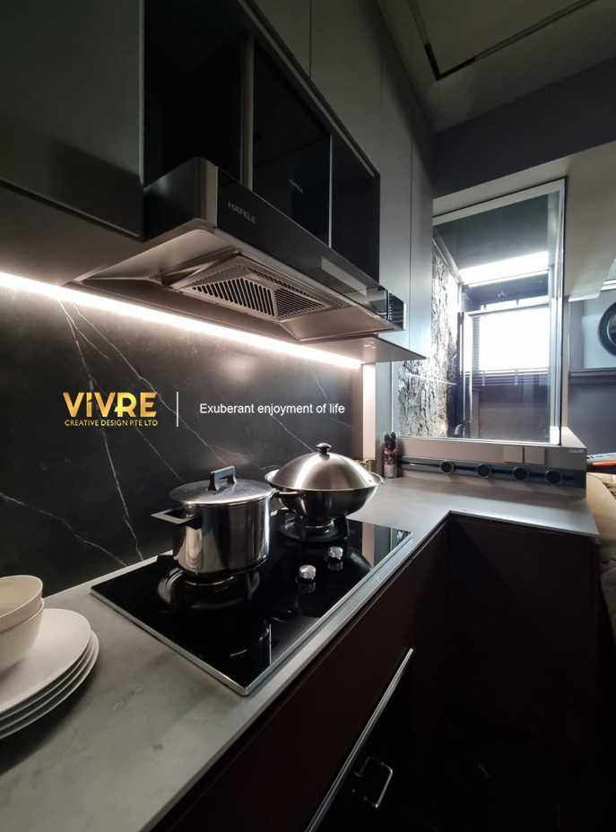 Modern Kitchen with Kitchen Backsplash and Kitchen Tap