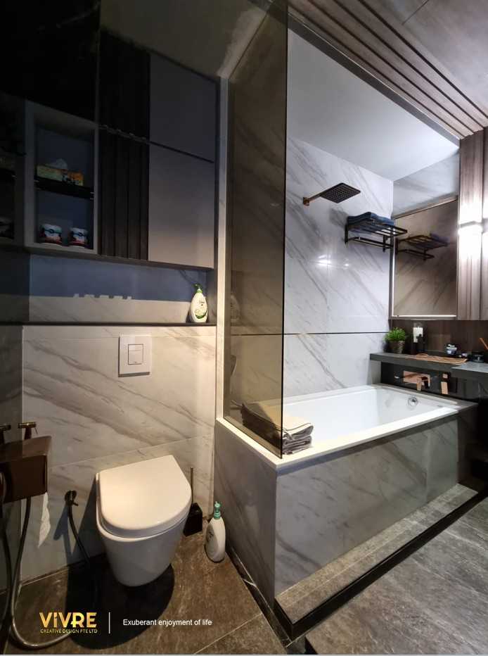 Modern Bathroom with Marble Floor and Mirror