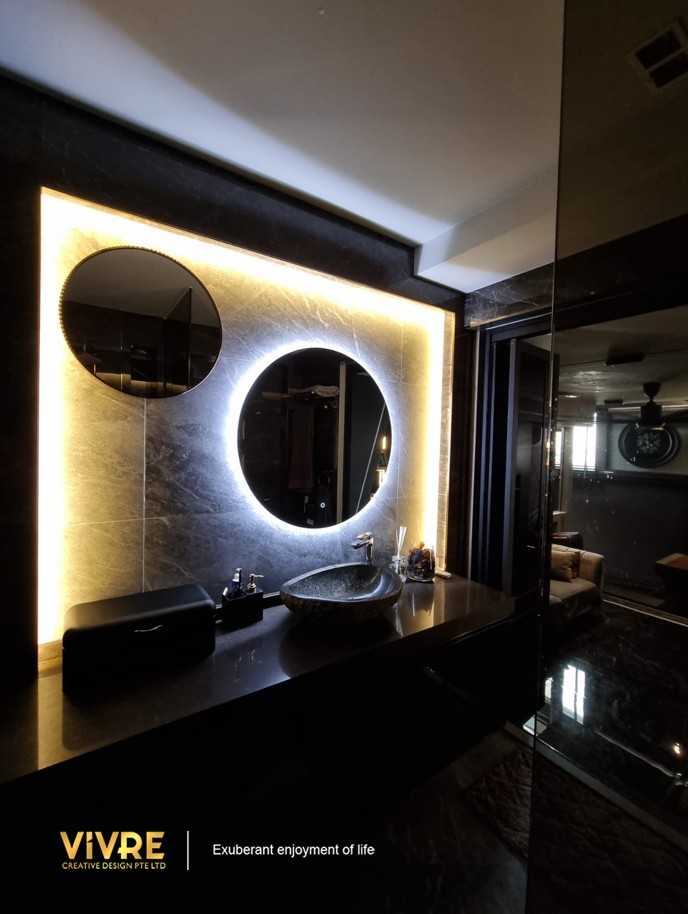 Modern Bathroom with Countertop and Homogeneous Tiles