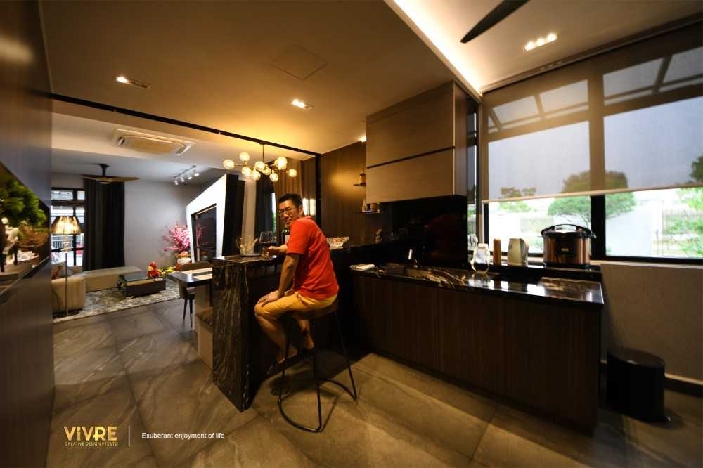 Modern Home Bar with Countertop and Bar Counter