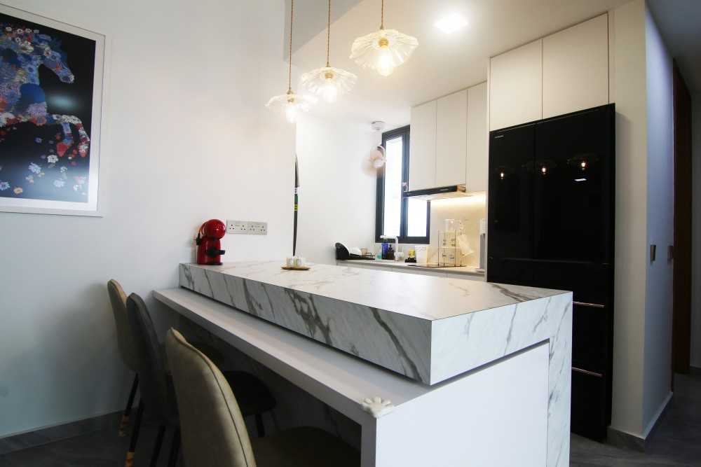 Modern Kitchen with Countertop and Homogeneous Tiles