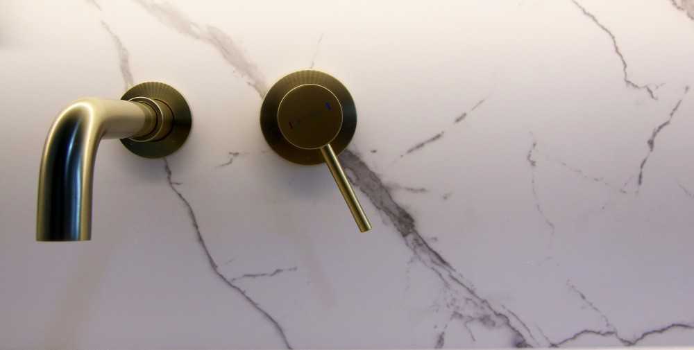 Modern Bathroom with Homogeneous Tiles and Bathroom Tap