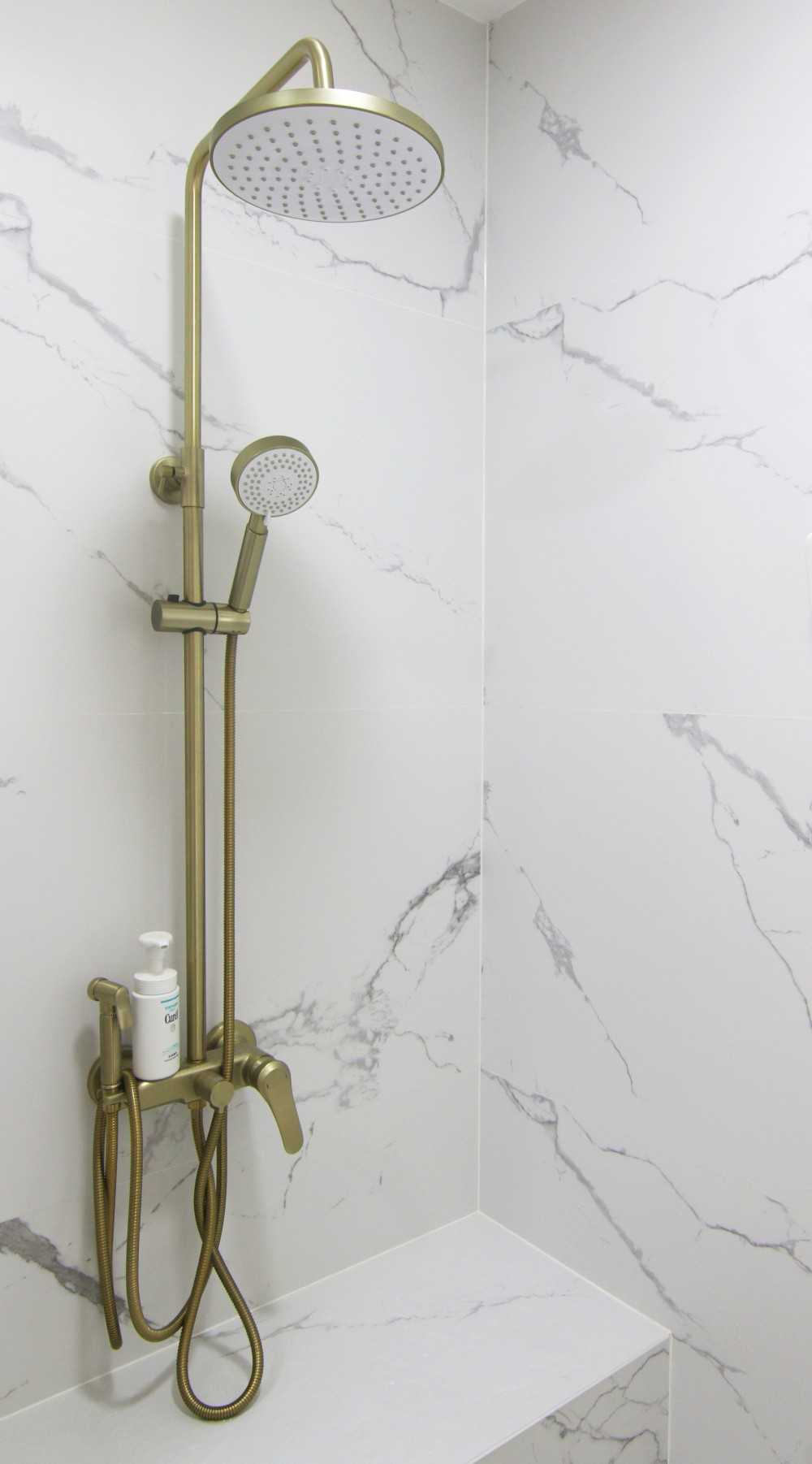 Modern Bathroom with Homogeneous Tiles and Shower Screen