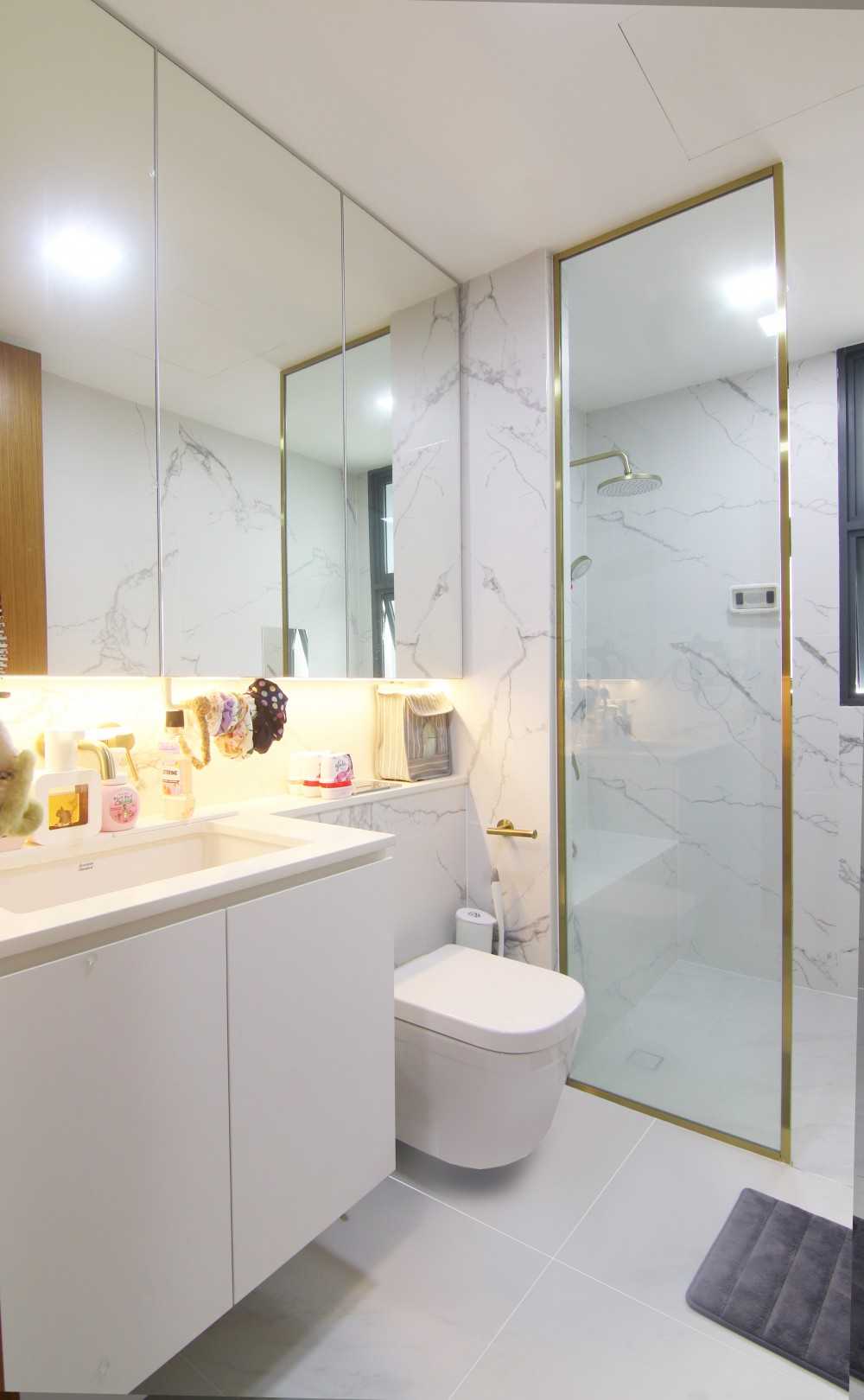 Modern Bathroom with Countertop and Glass Door