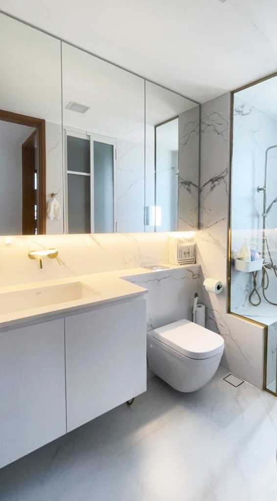 Modern Bathroom with Countertop and Homogeneous Tiles