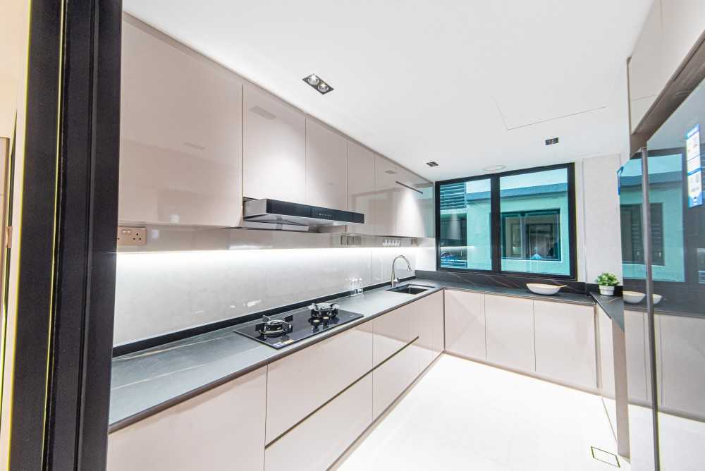 Modern Kitchen with Countertop and Homogeneous Tiles