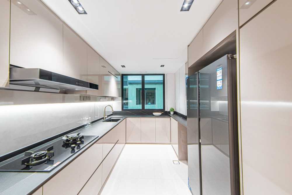 Modern Kitchen with Countertop and Homogeneous Tiles