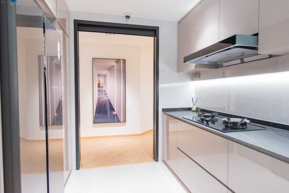 Modern Kitchen with Countertop and Homogeneous Tiles