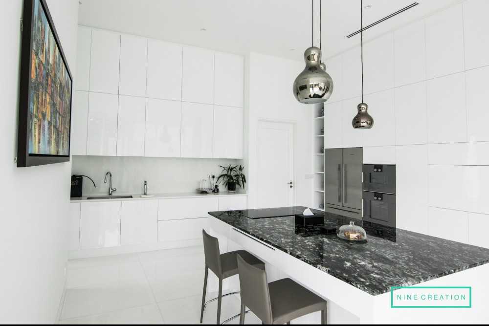 Contemporary Kitchen with Open Kitchen and Breakfast Counter