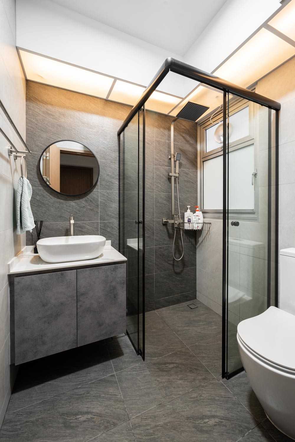Modern Bathroom with Homogeneous Tiles and Herringbone Tiling