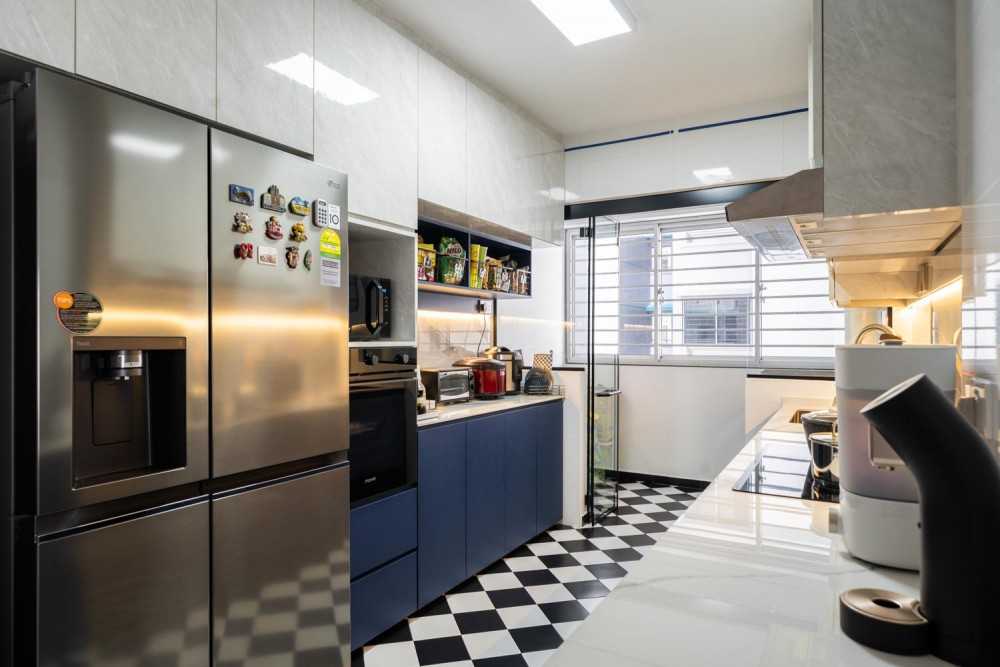 Modern Kitchen with Homogeneous Tiles and Kitchen Window