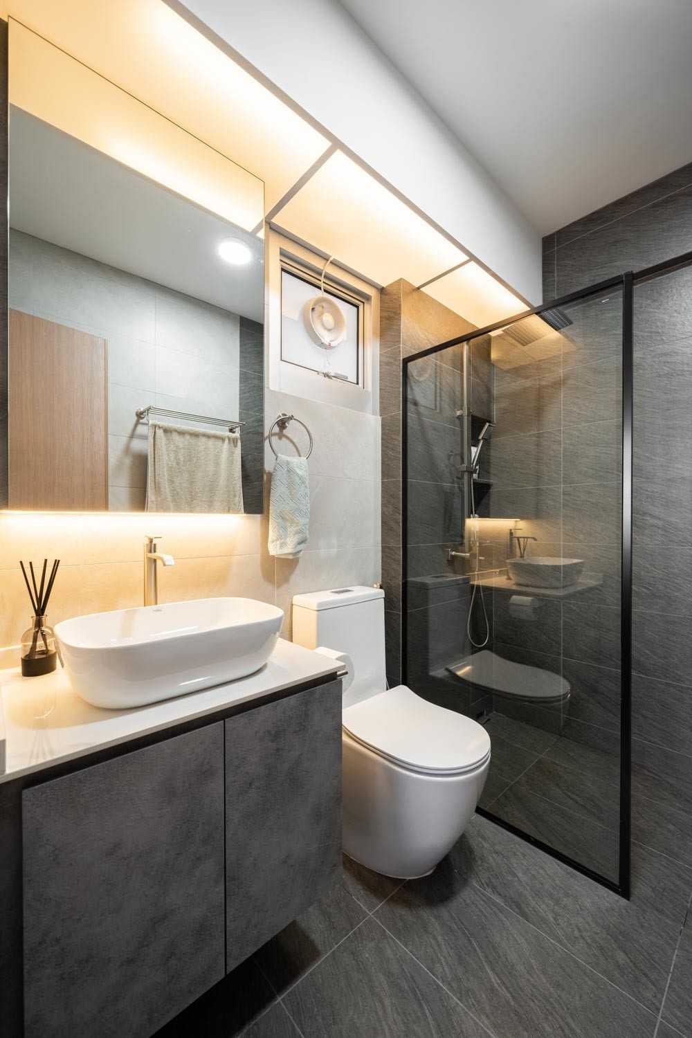 Modern Bathroom with Homogeneous Tiles and Mirror