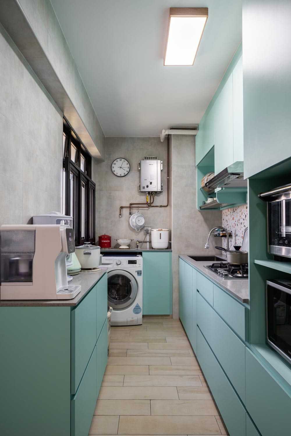 Contemporary Kitchen with Homogeneous Tiles and Kitchen Island