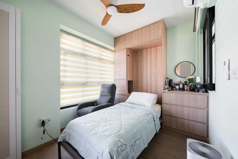 Contemporary Bedroom with Vinyl Flooring and Wardrobe