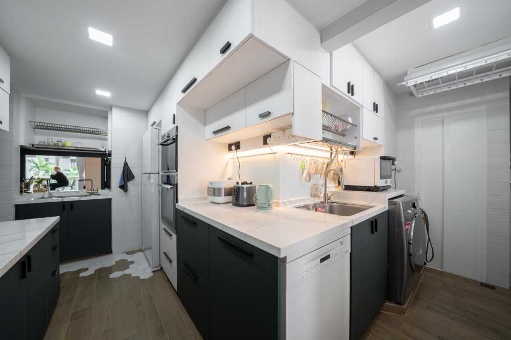 Modern Kitchen with Homogeneous Tiles and Kitchen Window