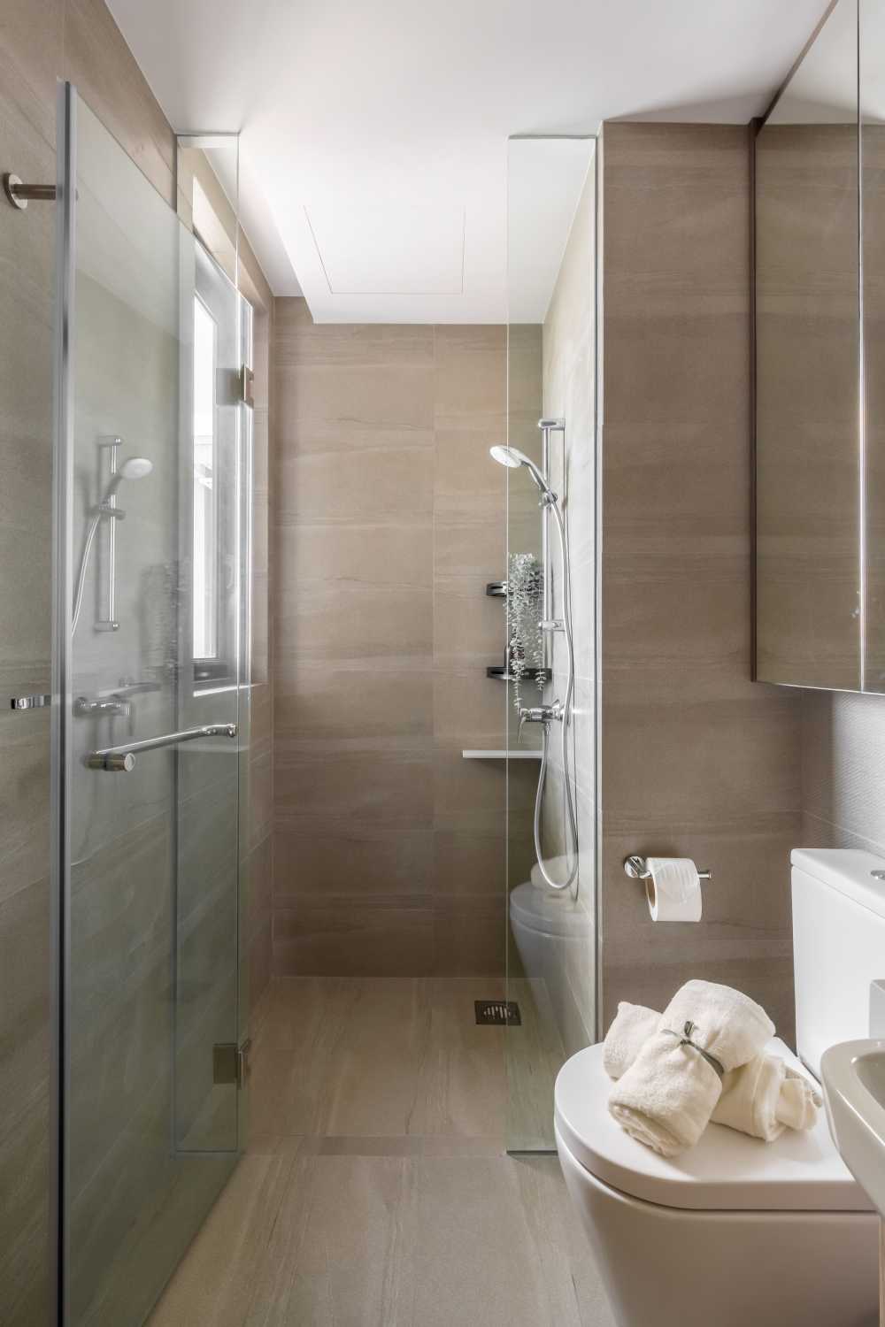 Contemporary Bathroom with Mirror and Shower Screen