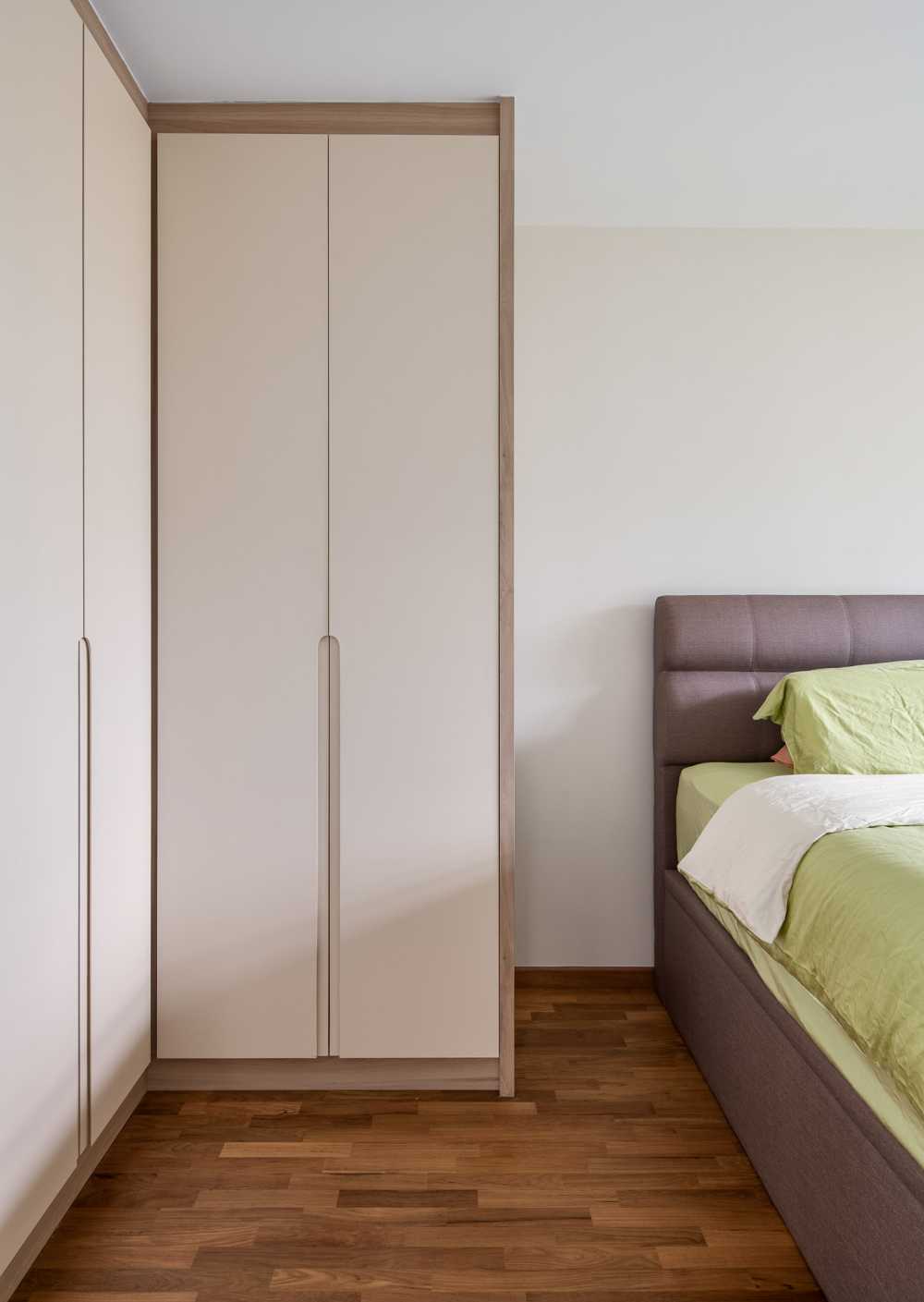 Minimalist Bedroom with Vinyl Flooring and Wood Flooring