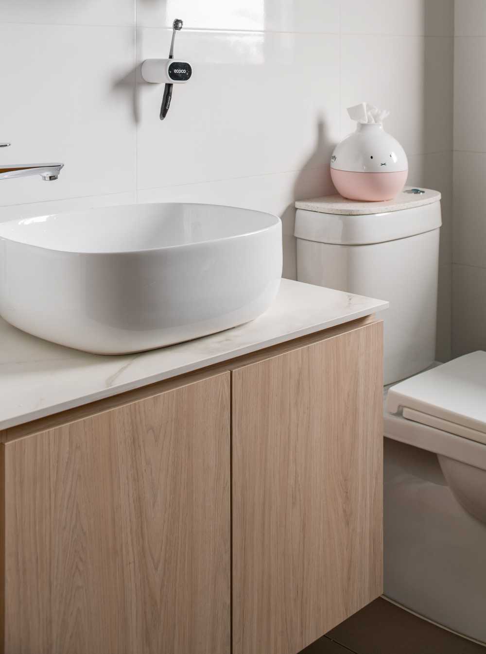 Minimalist Bathroom with Mirror and Bathroom Storage