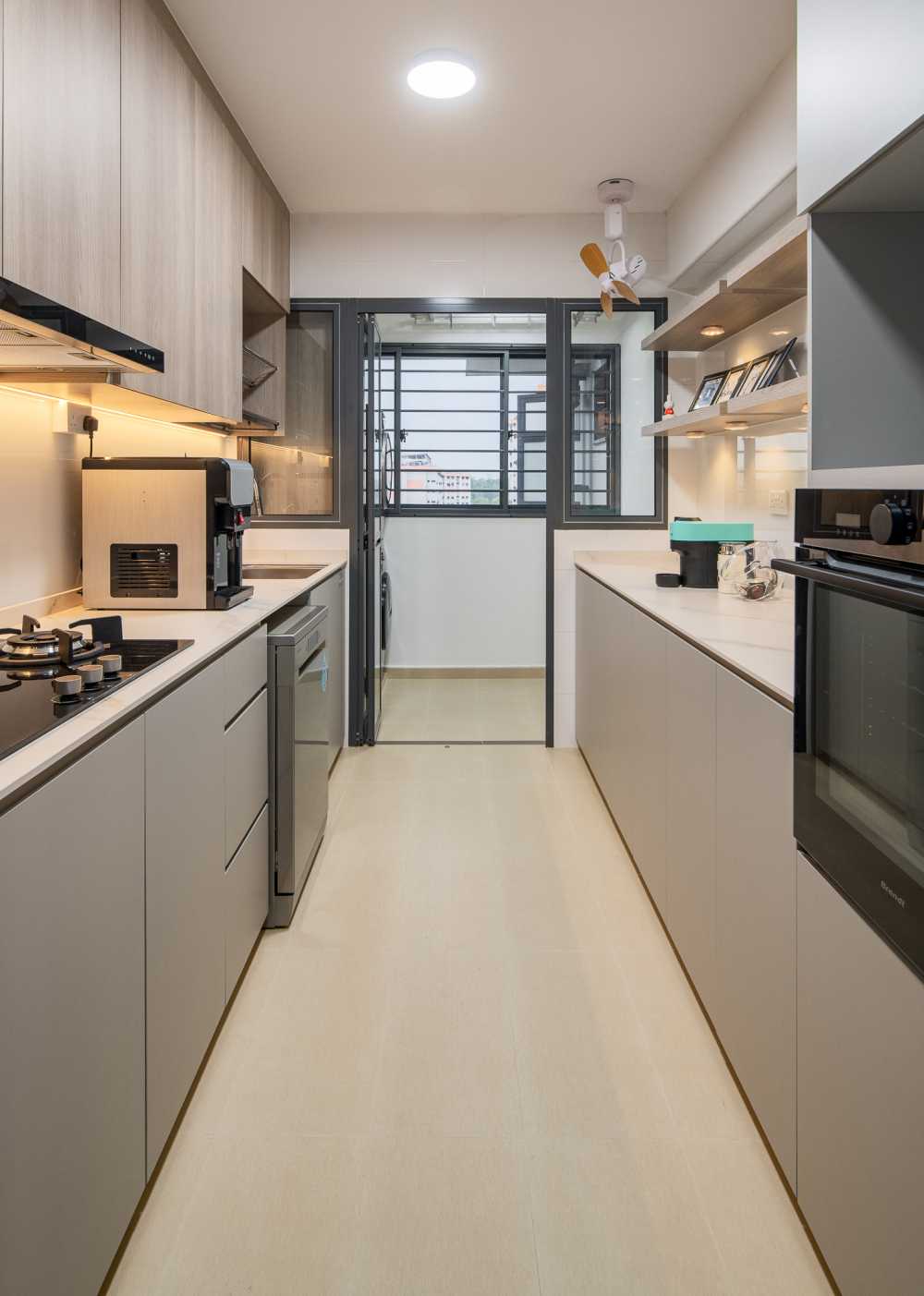 Minimalist Kitchen with Vinyl Flooring and Kitchen Accessories