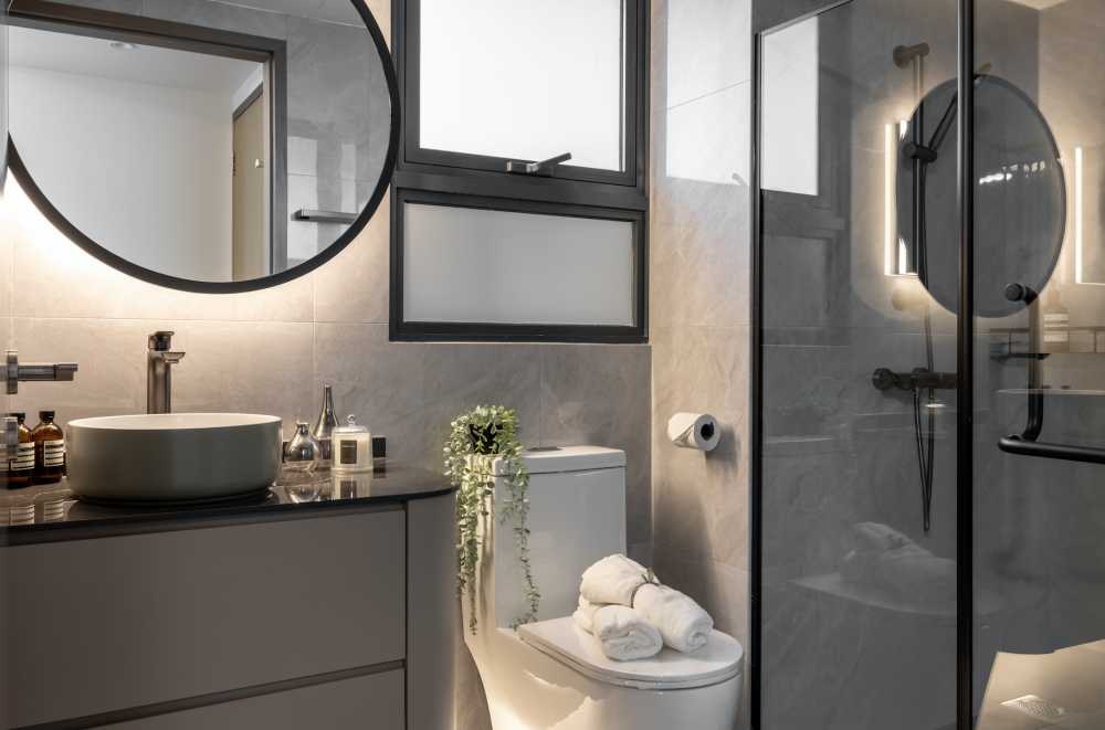 Modern Bathroom with Mirror and Showers