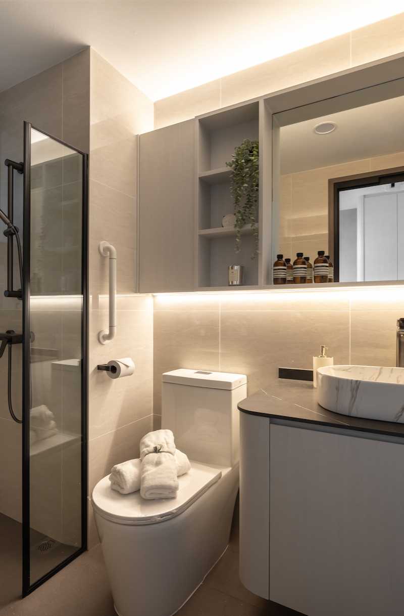 Modern Bathroom with Mirror and Bathroom Storage