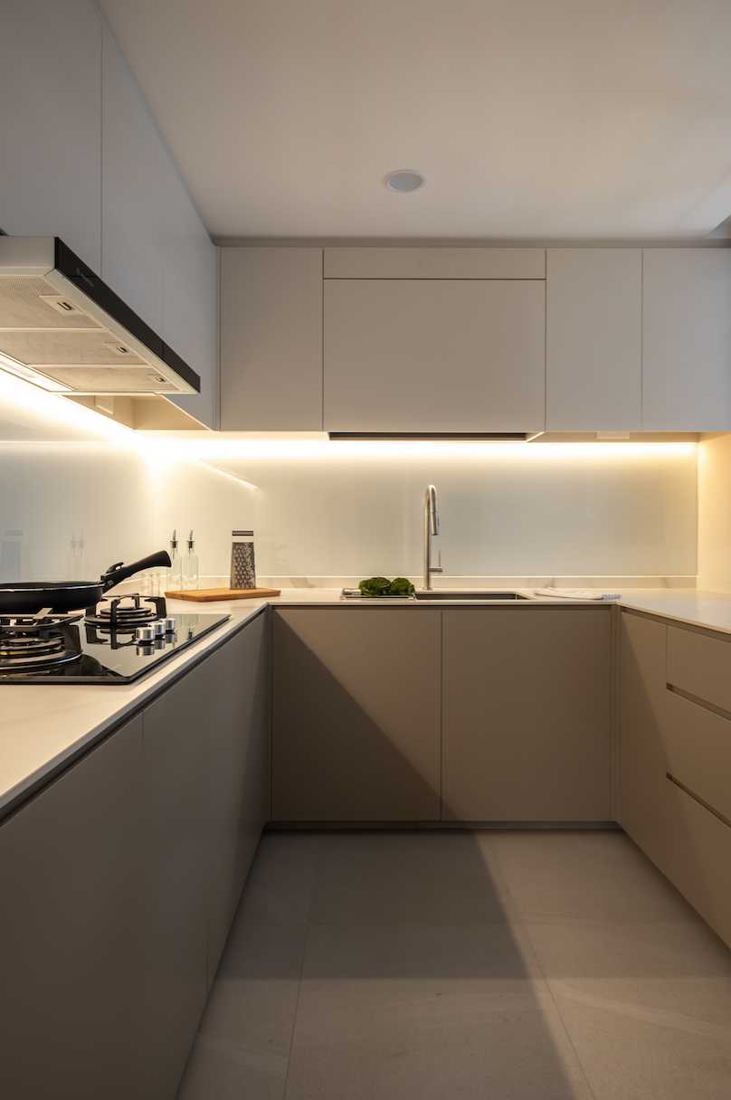 Modern Kitchen with Countertop and Granite Floor