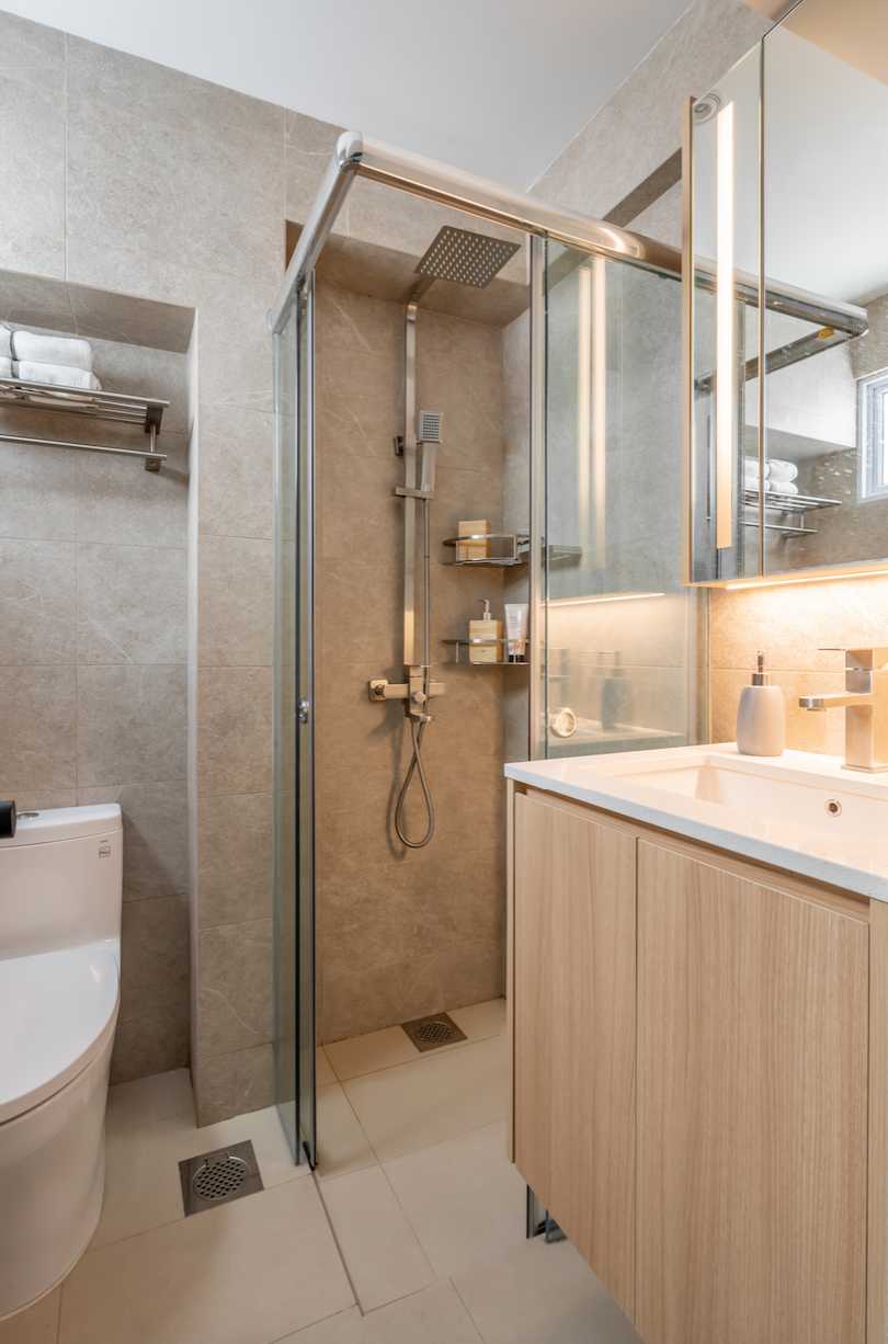 Scandinavian Bathroom with Mirror and Bathroom Storage
