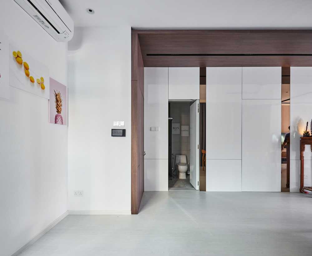Scandinavian Dining Room with Panelling and Paintings