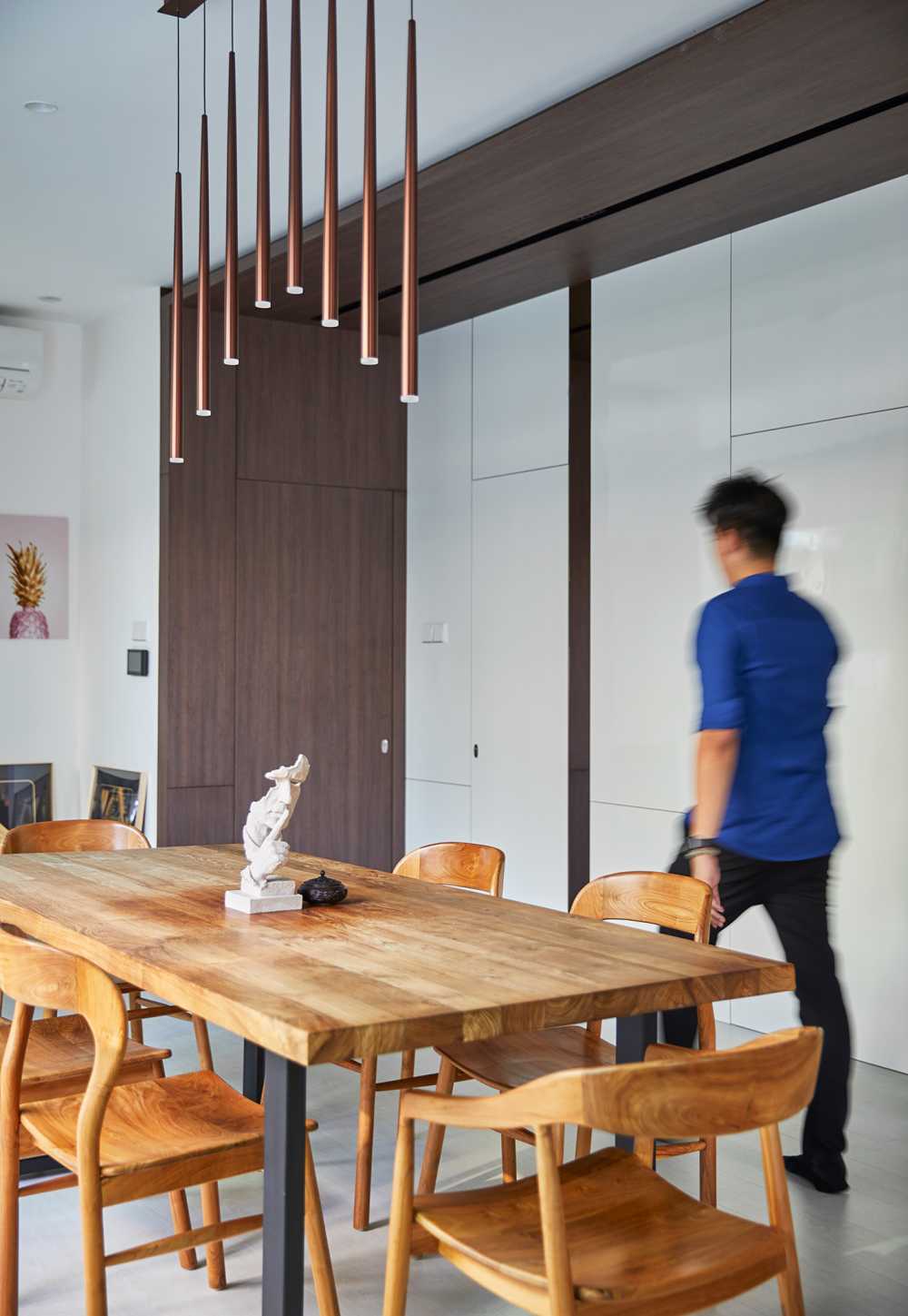Scandinavian Dining Room with Panelling and Dining Table