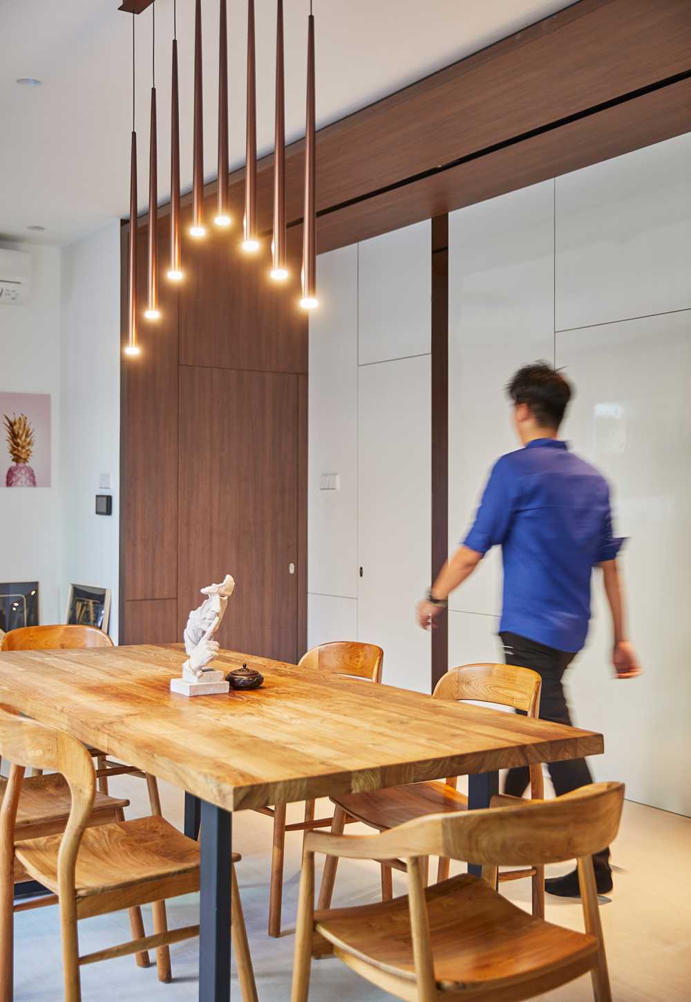 Scandinavian Dining Room with Panelling and Dining Table