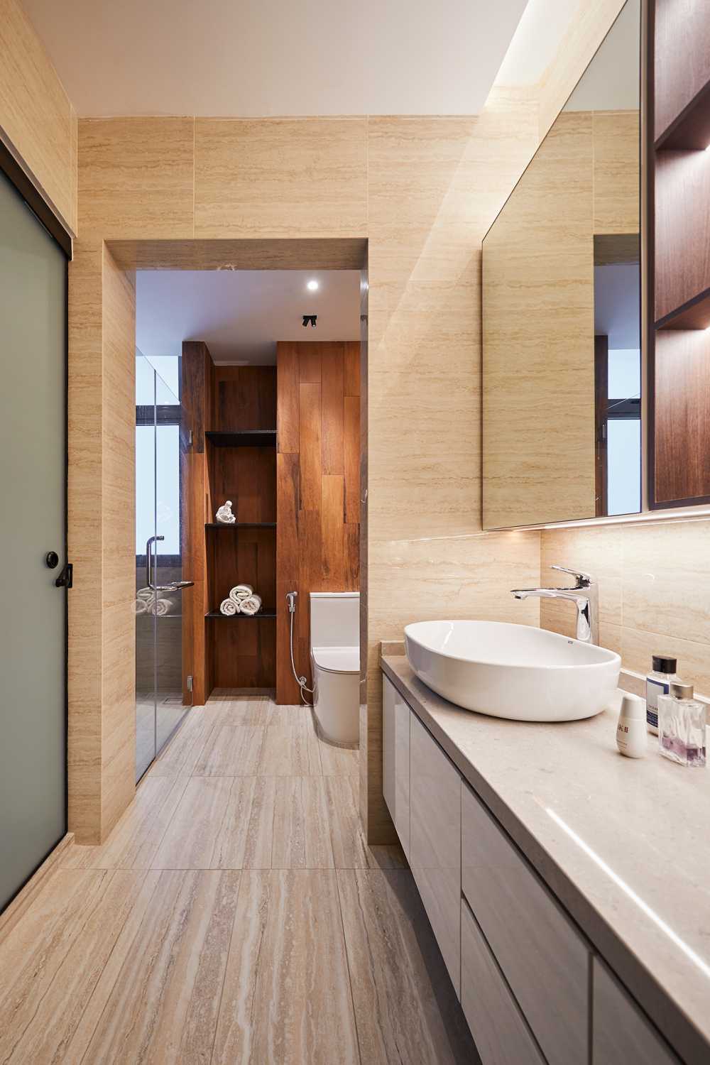 Scandinavian Bathroom with Mirror and Bathroom Storage