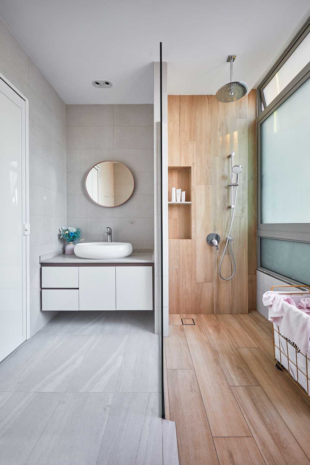Scandinavian Bathroom with Mirror and Bathroom Storage