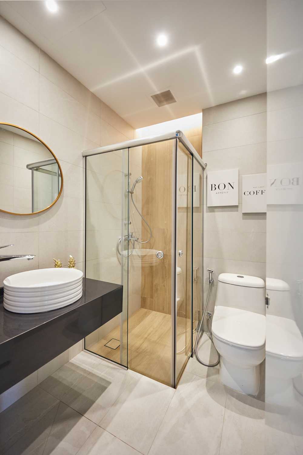 Scandinavian Bathroom with Shower Screen and Bathroom Sinks