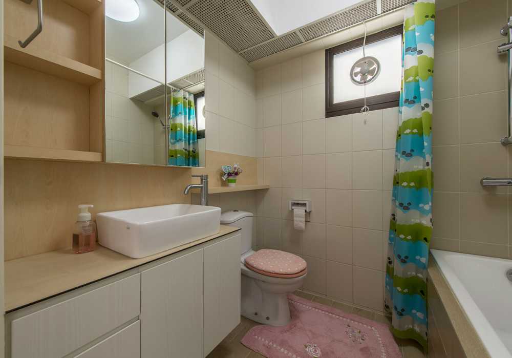 Scandinavian Bathroom with Countertop and Homogeneous Tiles