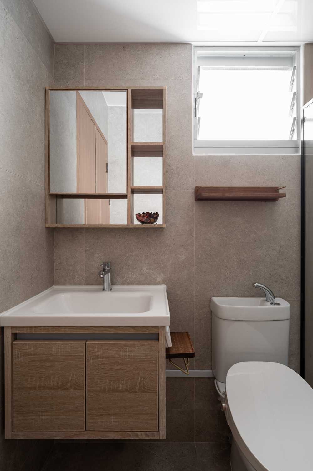 Scandinavian Bathroom with Homogeneous Tiles and Mirror