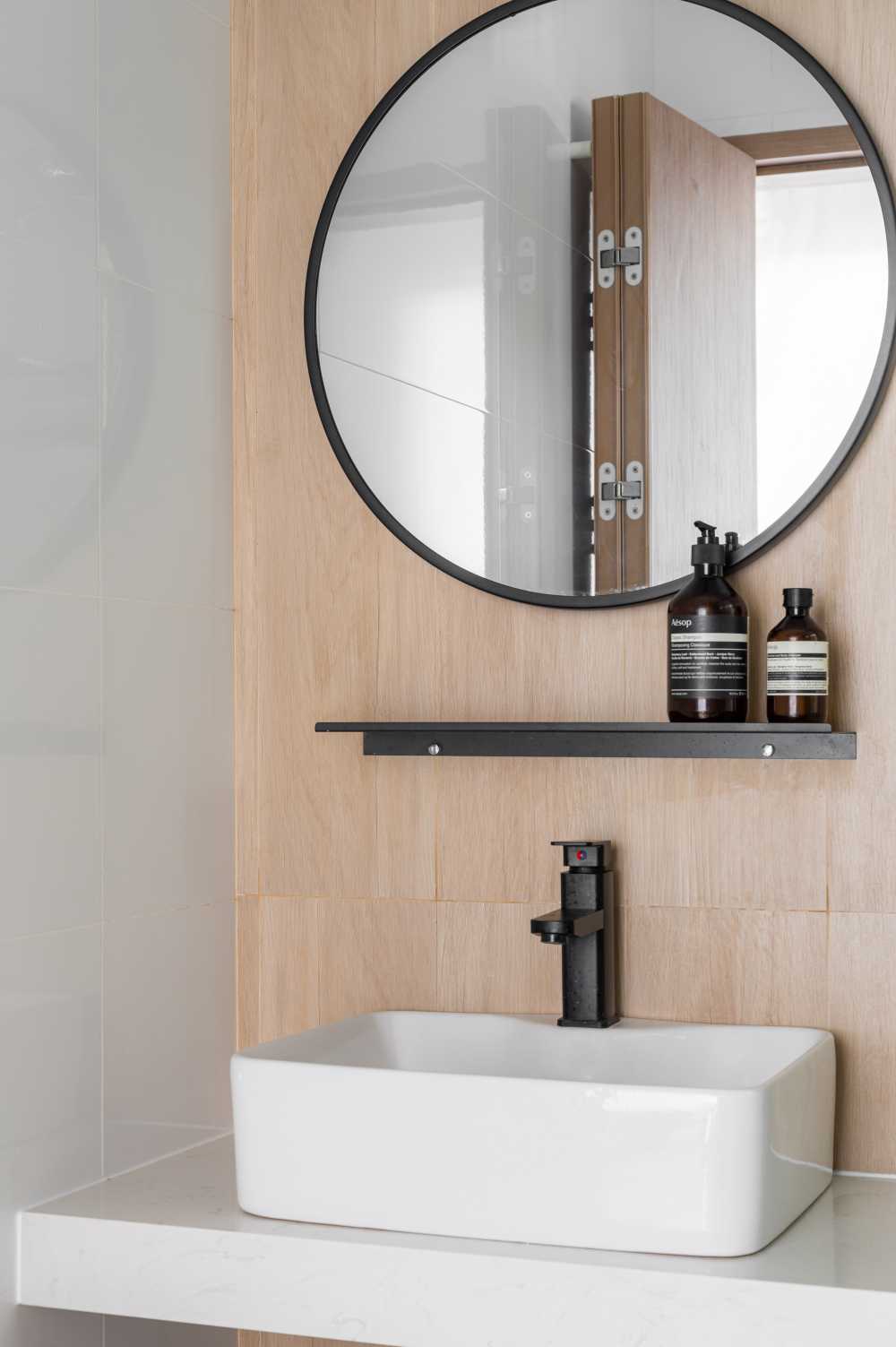 Scandinavian Bathroom with Countertop and Homogeneous Tiles