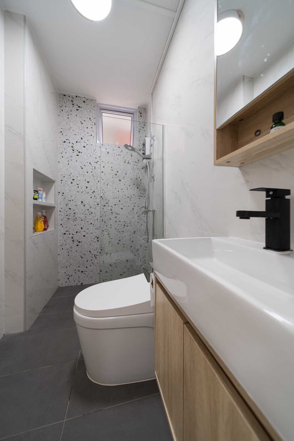 Modern Bathroom with Homogeneous Tiles and Mirror
