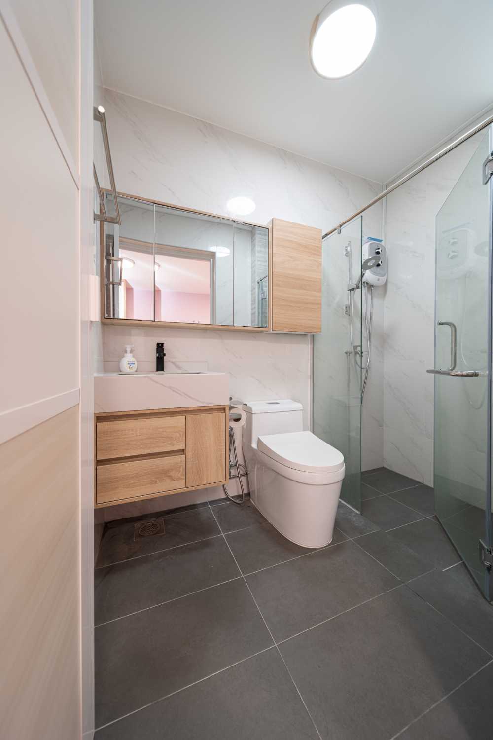 Modern Bathroom with Countertop and Homogeneous Tiles