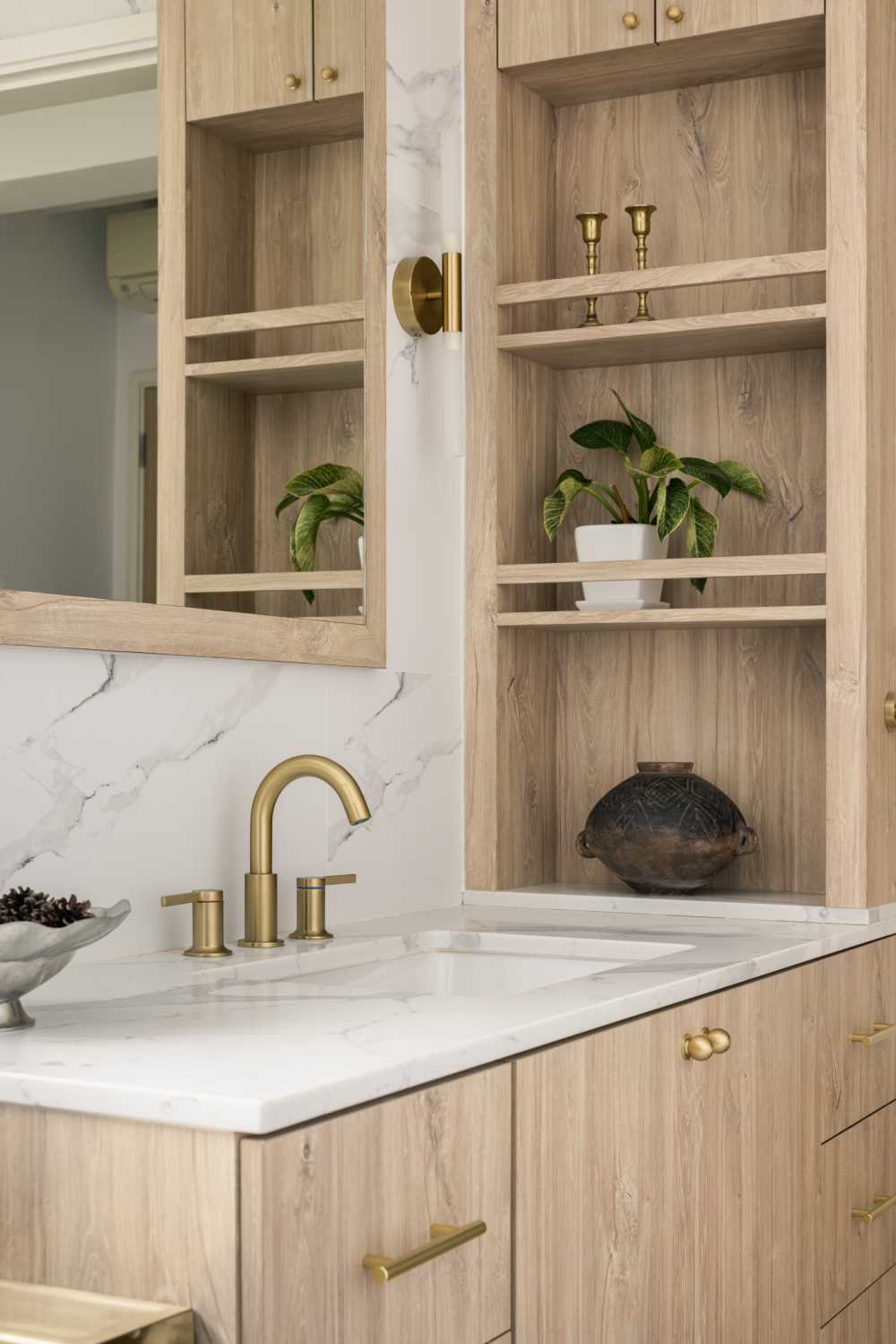 Modern Bathroom with Mirror and Bathroom Storage