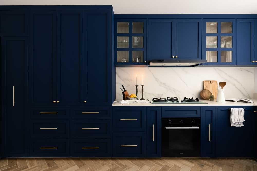 Modern Kitchen with Kitchen Island and Kitchen Backsplash