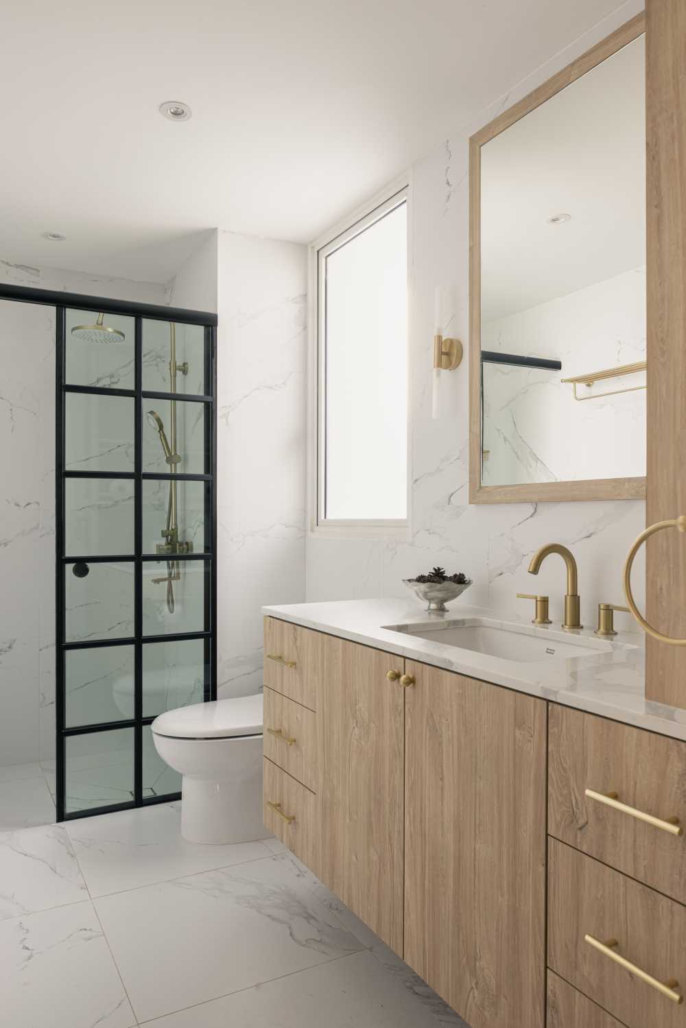 Modern Bathroom with Mirror and Bathroom Storage