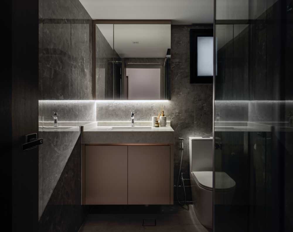 Modern Bathroom with Mirror and Flooring